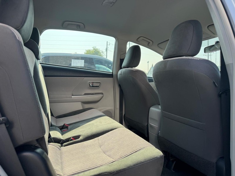 Toyota Prius V Vehicle Full-screen Gallery Image 09