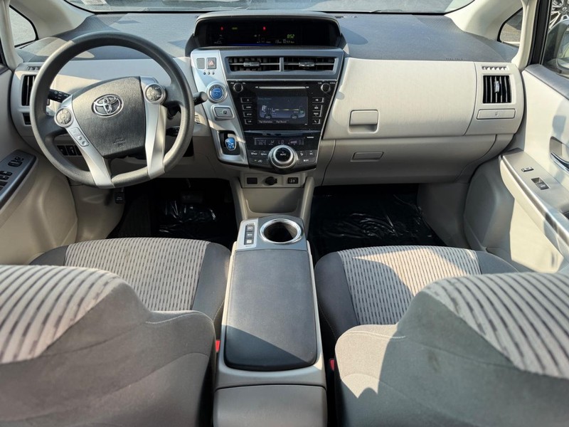 Toyota Prius V Vehicle Full-screen Gallery Image 10