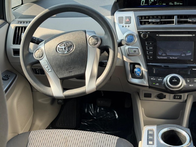 Toyota Prius V Vehicle Full-screen Gallery Image 11