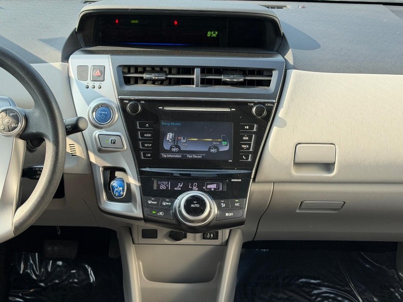 Toyota Prius V Vehicle Full-screen Gallery Image 12