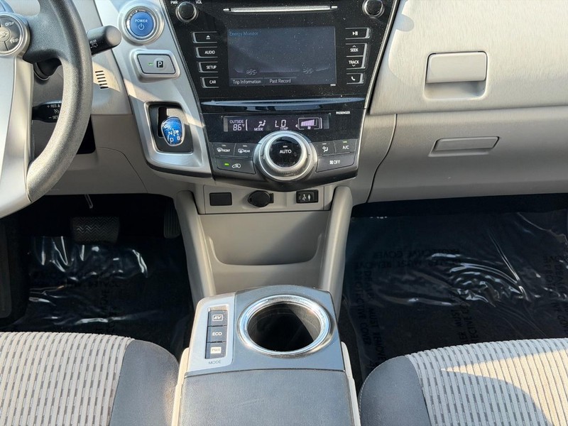 Toyota Prius V Vehicle Full-screen Gallery Image 13