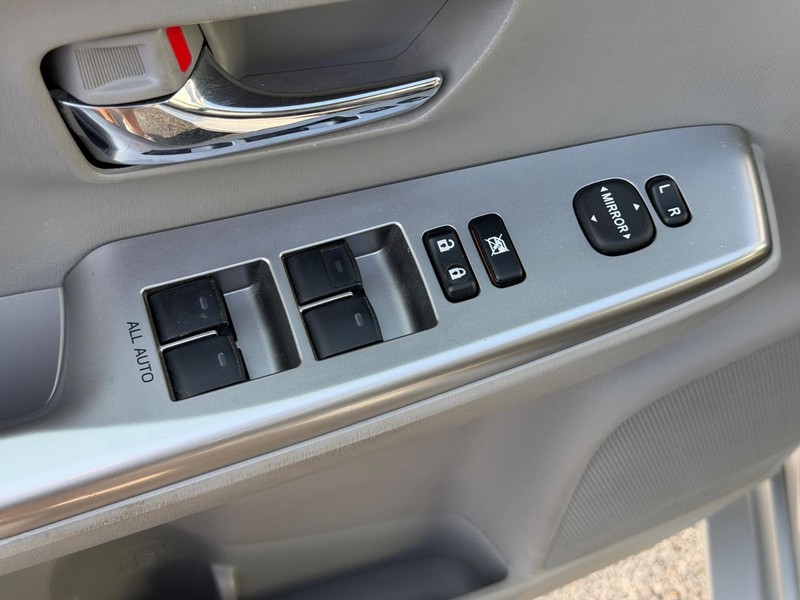 Toyota Prius V Vehicle Full-screen Gallery Image 14