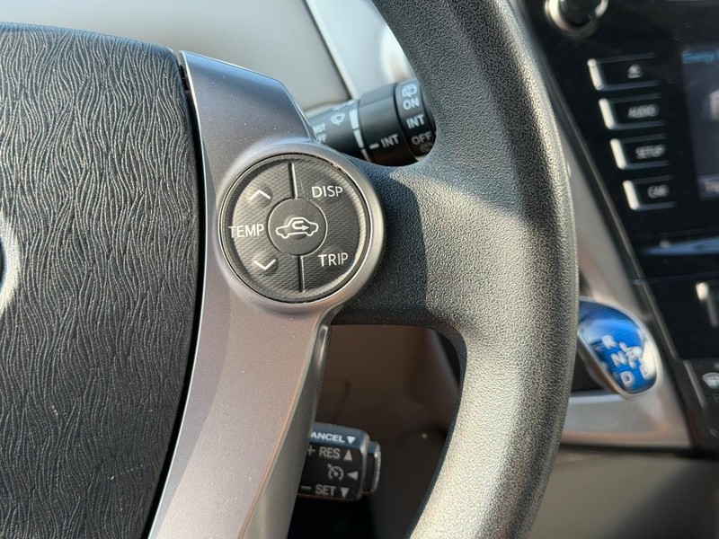 Toyota Prius V Vehicle Full-screen Gallery Image 17