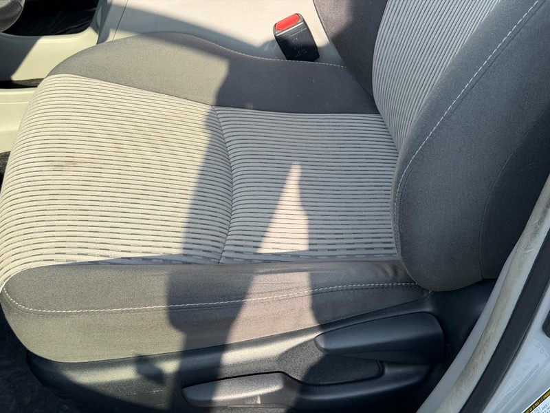 Toyota Prius V Vehicle Full-screen Gallery Image 19