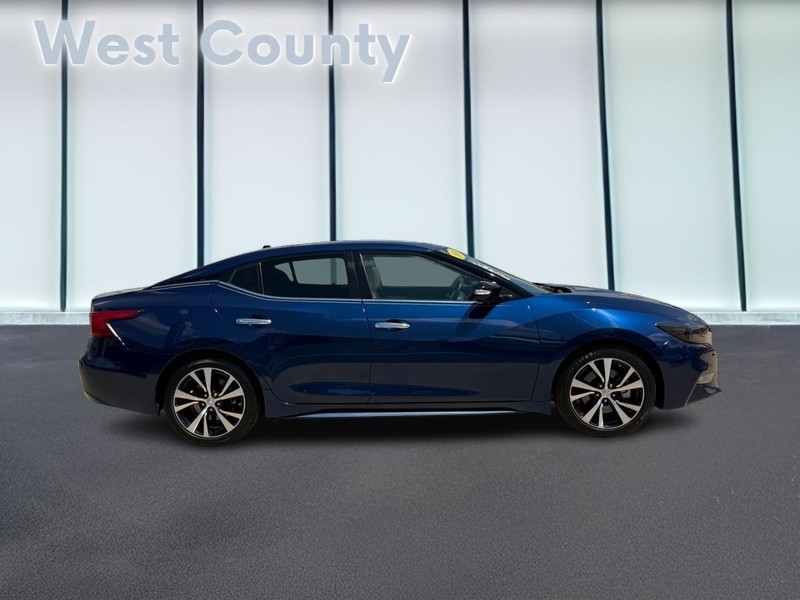 Nissan Maxima Vehicle Full-screen Gallery Image 02