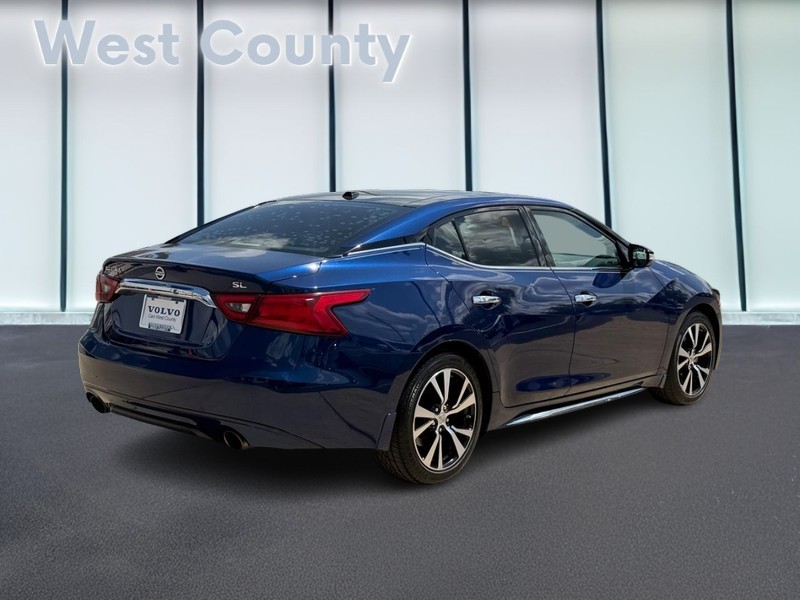 Nissan Maxima Vehicle Full-screen Gallery Image 03