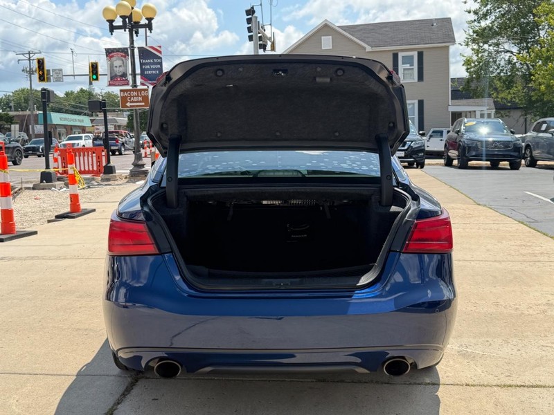 Nissan Maxima Vehicle Full-screen Gallery Image 04