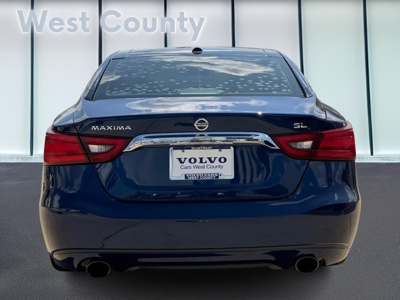 Nissan Maxima Vehicle Full-screen Gallery Image 05