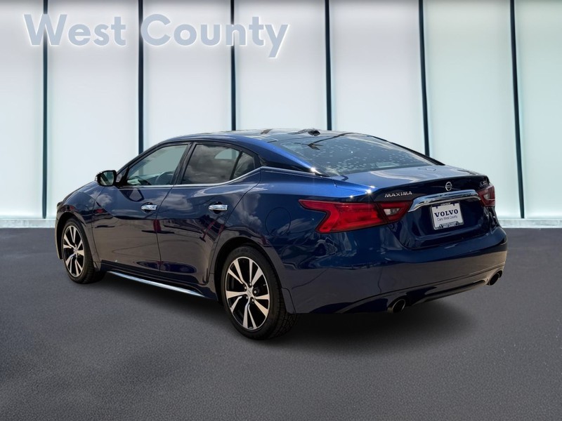 Nissan Maxima Vehicle Full-screen Gallery Image 06
