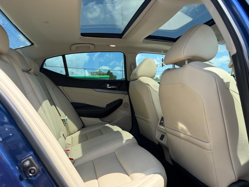 Nissan Maxima Vehicle Full-screen Gallery Image 10