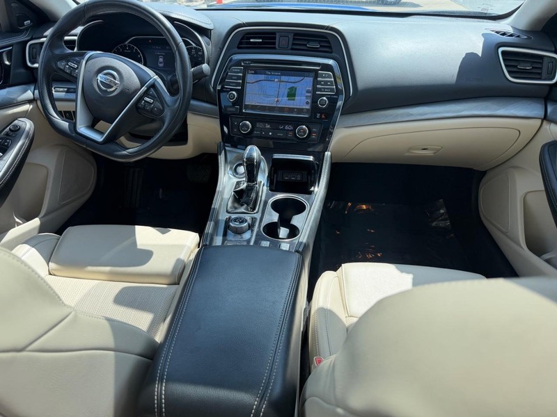 Nissan Maxima Vehicle Full-screen Gallery Image 11