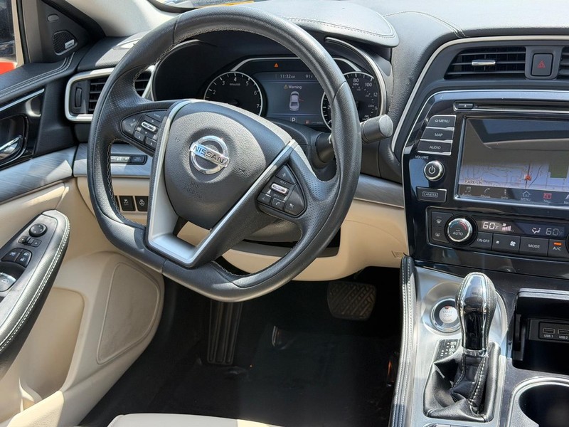 Nissan Maxima Vehicle Full-screen Gallery Image 12