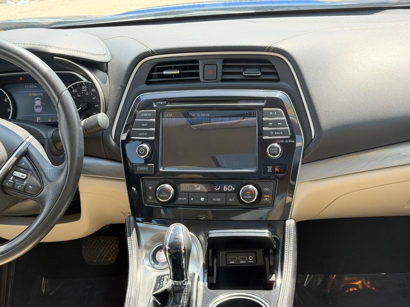 Nissan Maxima Vehicle Full-screen Gallery Image 13