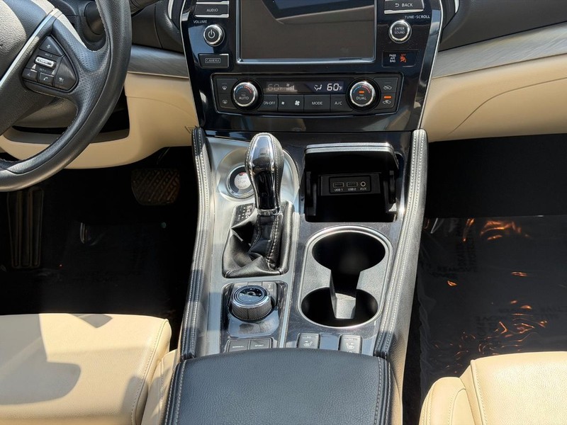 Nissan Maxima Vehicle Full-screen Gallery Image 14