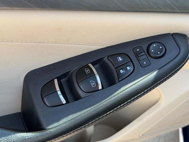 Nissan Maxima Vehicle Full-screen Gallery Image 15