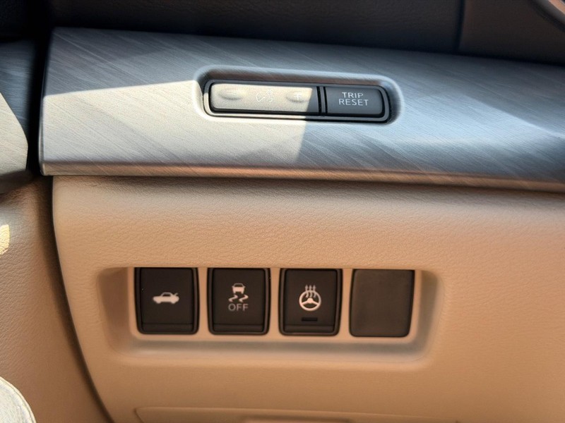 Nissan Maxima Vehicle Full-screen Gallery Image 16
