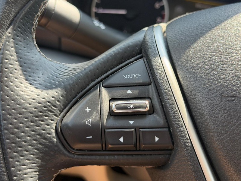 Nissan Maxima Vehicle Full-screen Gallery Image 17