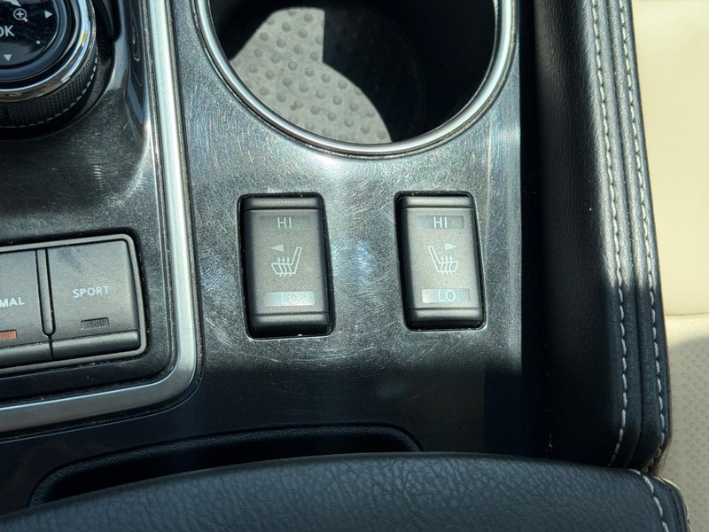 Nissan Maxima Vehicle Full-screen Gallery Image 22