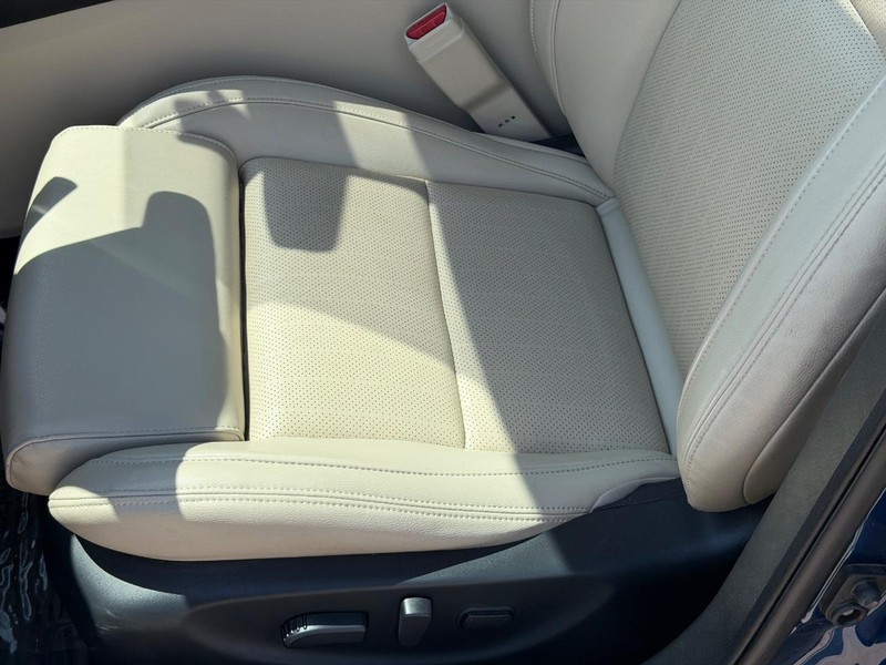 Nissan Maxima Vehicle Full-screen Gallery Image 23