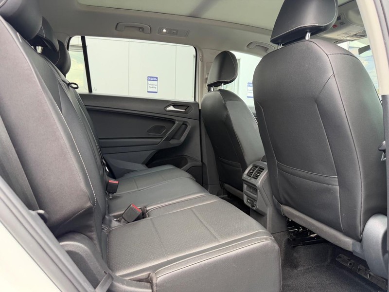 Volkswagen Tiguan Vehicle Full-screen Gallery Image 10
