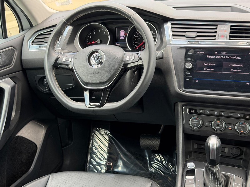 Volkswagen Tiguan Vehicle Full-screen Gallery Image 12