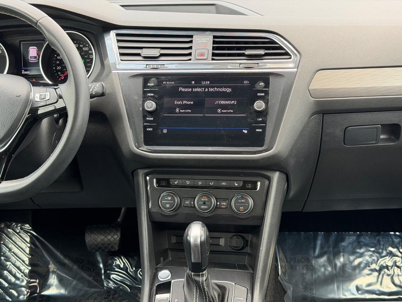 Volkswagen Tiguan Vehicle Full-screen Gallery Image 13