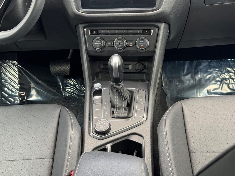 Volkswagen Tiguan Vehicle Full-screen Gallery Image 14