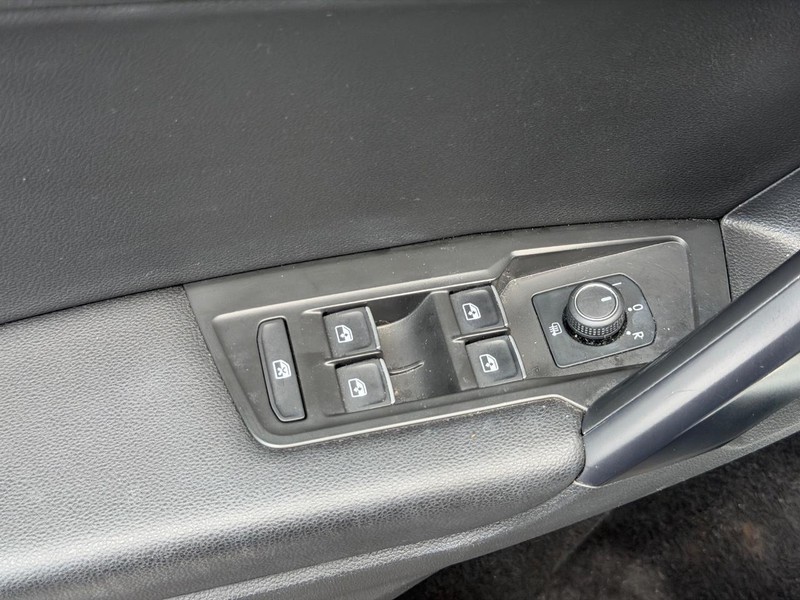 Volkswagen Tiguan Vehicle Full-screen Gallery Image 15