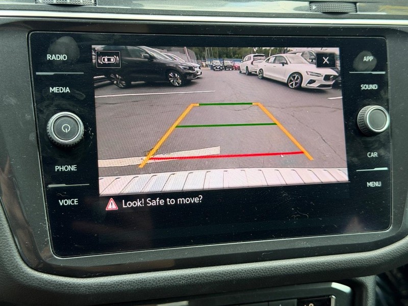 Volkswagen Tiguan Vehicle Full-screen Gallery Image 21