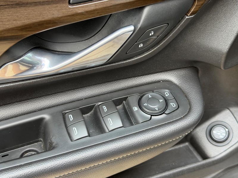 GMC Terrain Vehicle Full-screen Gallery Image 15