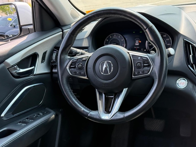 Acura RDX Vehicle Full-screen Gallery Image 12