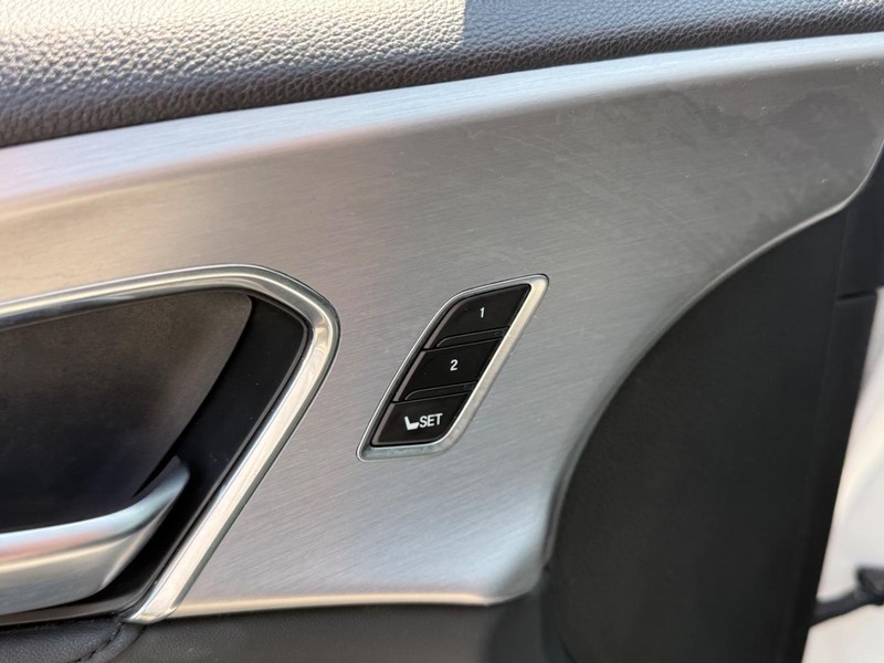Acura RDX Vehicle Full-screen Gallery Image 16