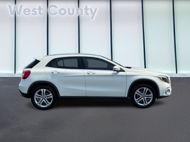 Mercedes-Benz GLA Vehicle Full-screen Gallery Image 02