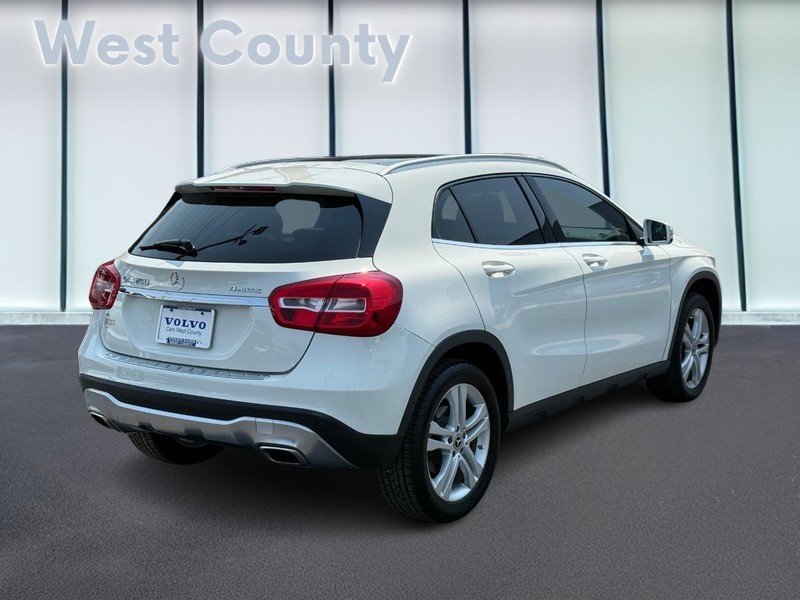 Mercedes-Benz GLA Vehicle Full-screen Gallery Image 03