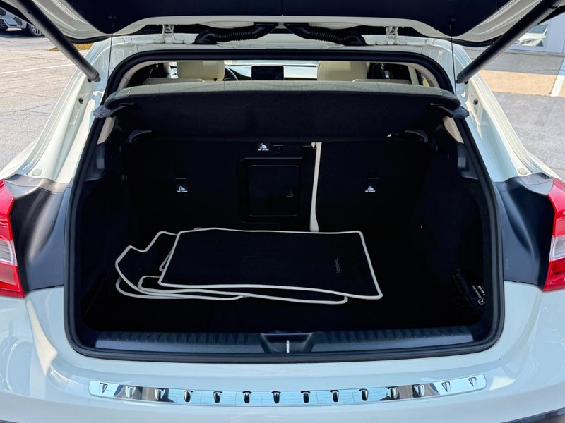 Mercedes-Benz GLA Vehicle Full-screen Gallery Image 04