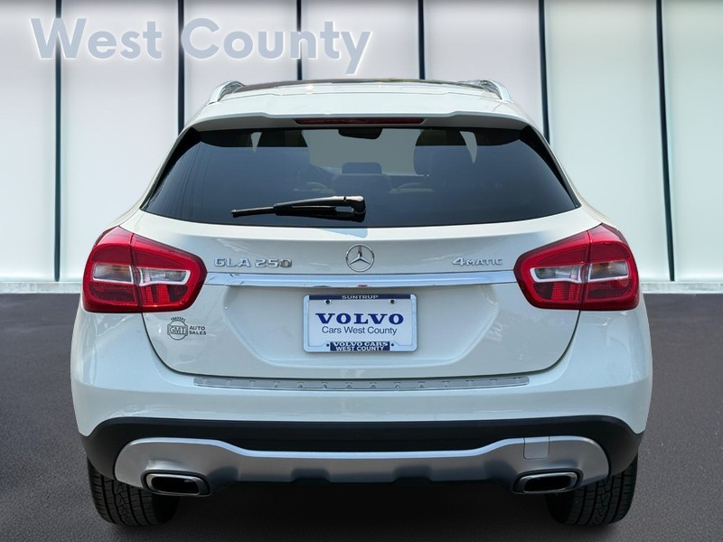 Mercedes-Benz GLA Vehicle Full-screen Gallery Image 05
