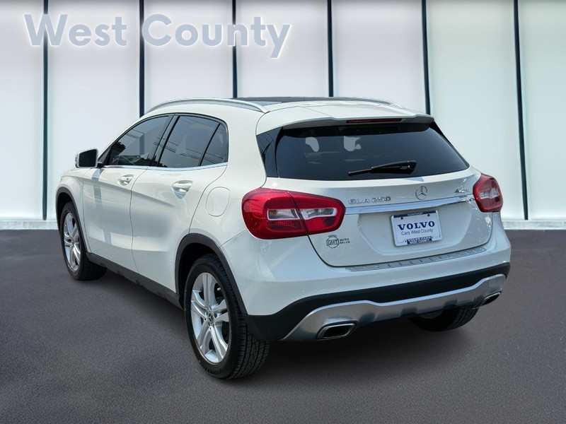 Mercedes-Benz GLA Vehicle Full-screen Gallery Image 06