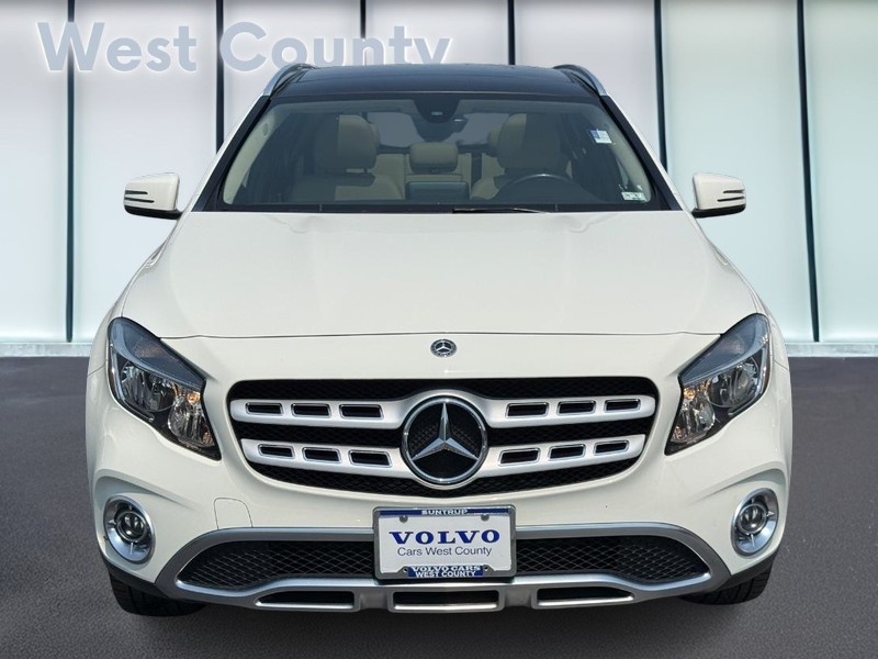 Mercedes-Benz GLA Vehicle Full-screen Gallery Image 09