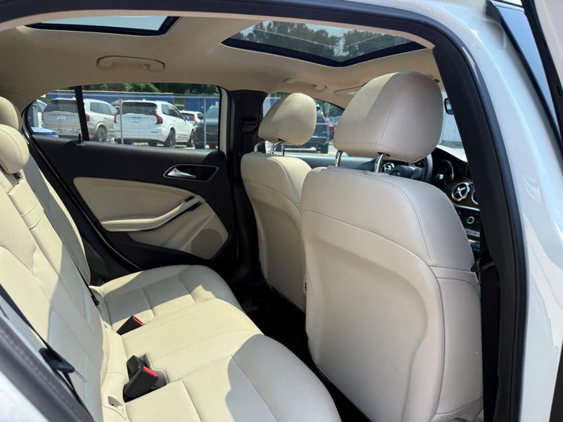 Mercedes-Benz GLA Vehicle Full-screen Gallery Image 10
