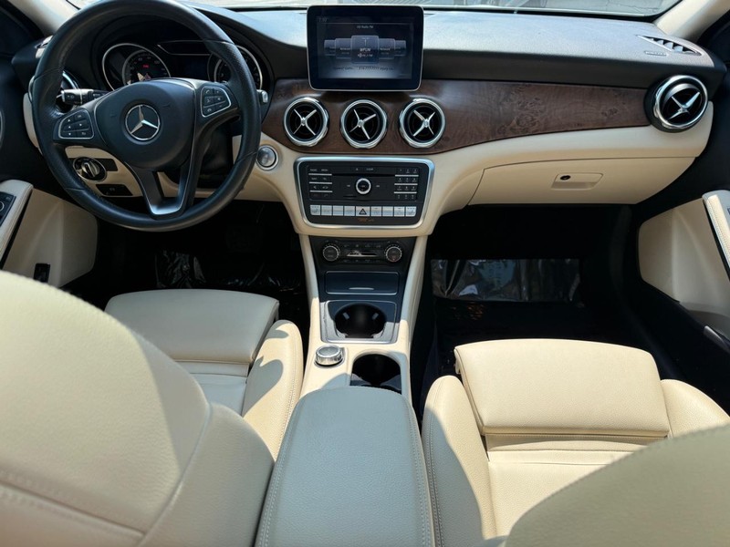 Mercedes-Benz GLA Vehicle Full-screen Gallery Image 11