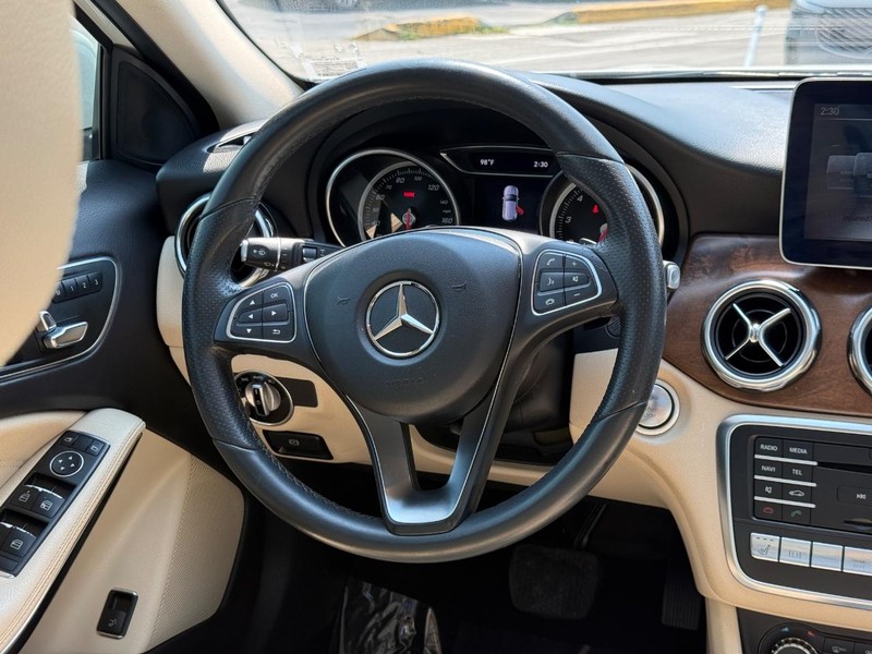 Mercedes-Benz GLA Vehicle Full-screen Gallery Image 12
