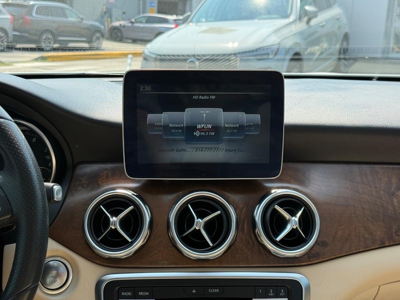 Mercedes-Benz GLA Vehicle Full-screen Gallery Image 13