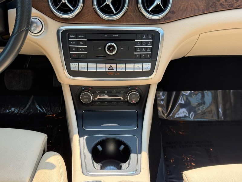 Mercedes-Benz GLA Vehicle Full-screen Gallery Image 14