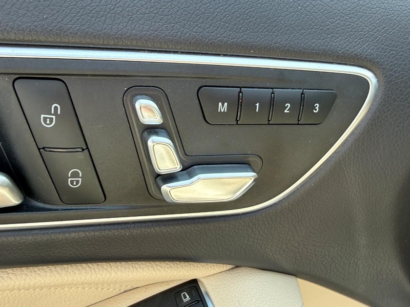 Mercedes-Benz GLA Vehicle Full-screen Gallery Image 16