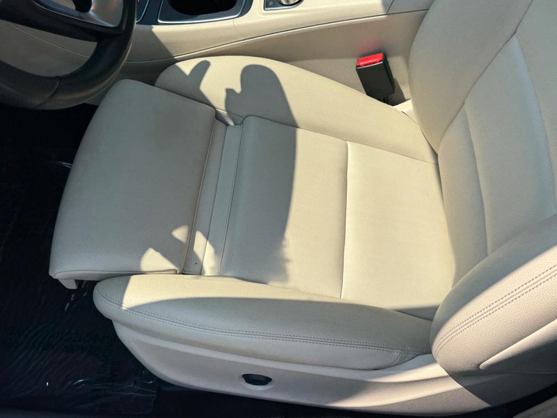 Mercedes-Benz GLA Vehicle Full-screen Gallery Image 17