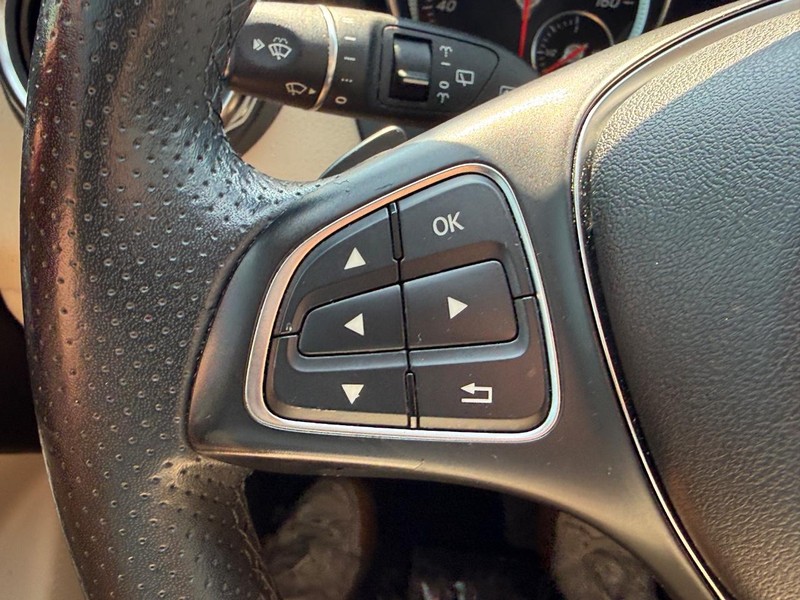 Mercedes-Benz GLA Vehicle Full-screen Gallery Image 18