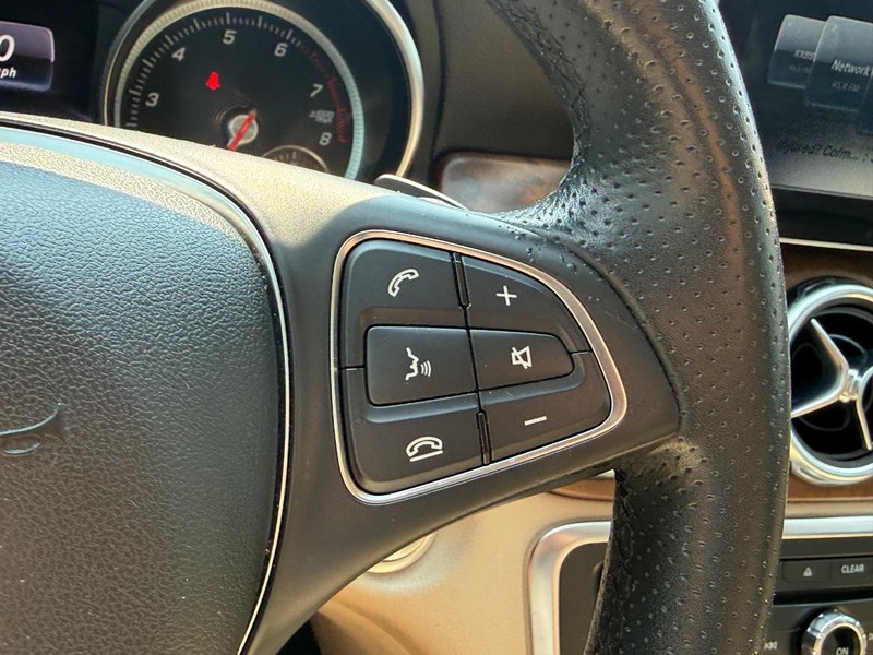 Mercedes-Benz GLA Vehicle Full-screen Gallery Image 19