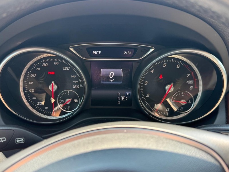 Mercedes-Benz GLA Vehicle Full-screen Gallery Image 20