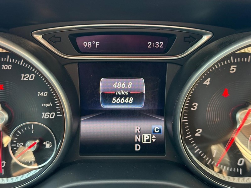 Mercedes-Benz GLA Vehicle Full-screen Gallery Image 21