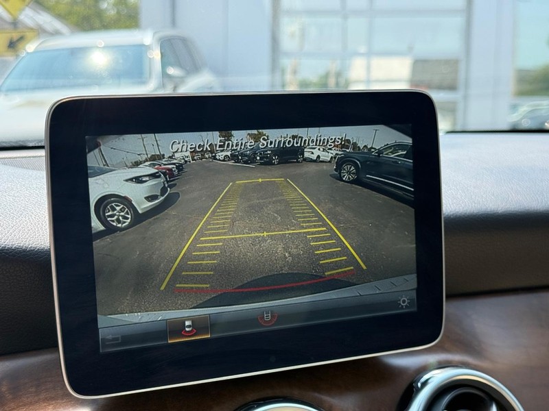 Mercedes-Benz GLA Vehicle Full-screen Gallery Image 22